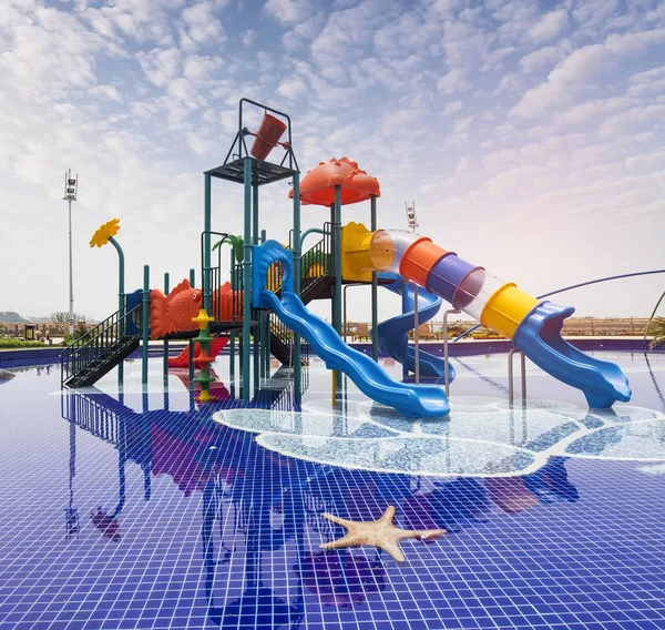 Parco giochi moderno per bambini — Foto Stock