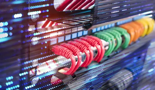 Nätverkskabel anslutning på nätverkskärnan switch närbild — Stockfoto