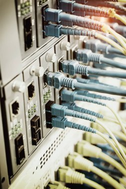 Fiber Optik kablolar ethernet portlarına bağlı optik portlara ve ağ kablolarına bağlı