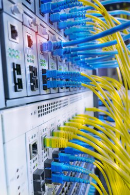 Fiber Optik kablolar ethernet portlarına bağlı optik portlara ve ağ kablolarına bağlı