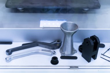 Metal 3d yazıcıya yakın çekimde yazdırılan nesne.