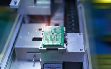 Fabrikada çalışan makinede Pcb İşlemi