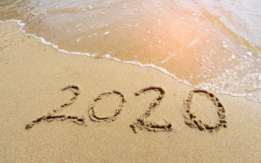 2020 yılında kumsalda el yazısıyla yazılmış güzel bir mesaj. Yeni yıl kavramı.