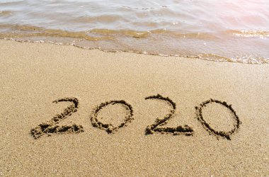 2020 yılında kumsalda el yazısıyla yazılmış güzel bir mesaj. Yeni yıl kavramı.
