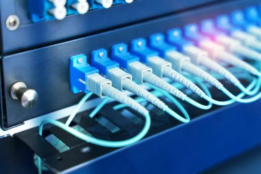 Fiber optik kablo iletişim dağıtım noktasına bağlanıyor