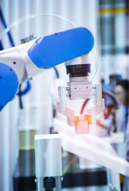 Robot kolu yapay zeka fabrikasının üretim bölümünde akıllıca çalışıyor.