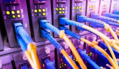 Fiber Optik kablolar ethernet portlarına bağlı optik portlara ve ağ kablolarına bağlı