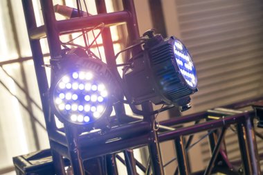 LED spot ışıkları alışveriş merkezinin çatısında