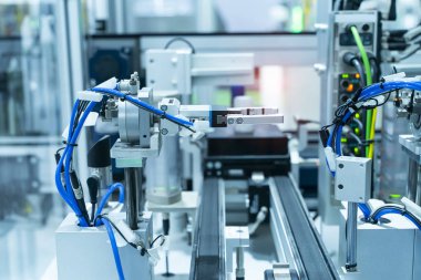 Endüstriyel üretim fabrikasında otomatik makine aracı, Akıllı fabrika endüstrisi 4.0 konsepti.