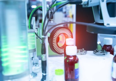 Zerdüşt ilaç fabrikasındaki robotik görüş sensör kamera sistemi