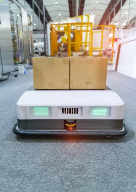 Depo robotu fabrikada karton kutu montajı yapıyor.