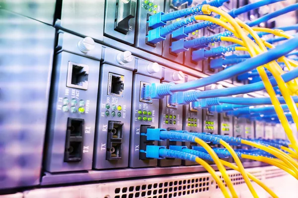 Fiber Optik kablolar ethernet portlarına bağlı optik portlara ve ağ kablolarına bağlı