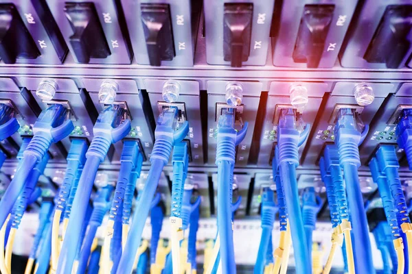 Fiber Optik Kablolar Ethernet Portlarına Bağlı Optik Portlara Kablolarına Bağlı — Stok fotoğraf