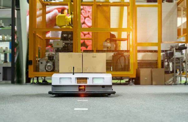 Depo robotu fabrikada karton kutu montajı yapıyor.