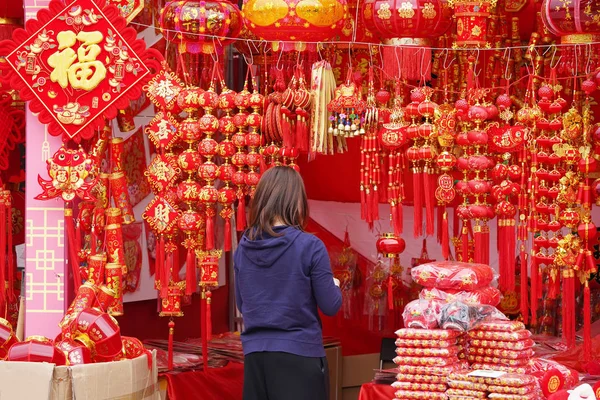 女性の購入ランタンと幸運シンボル 中国の書道翻訳 新年のための良い祝福 — ストック写真