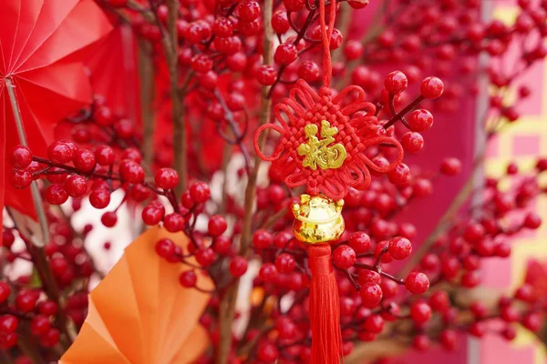 中国の新年の挨拶のための花にぶら下がっラッキー結び目 中国の文字は新年のための良い祝福を意味します — ストック写真