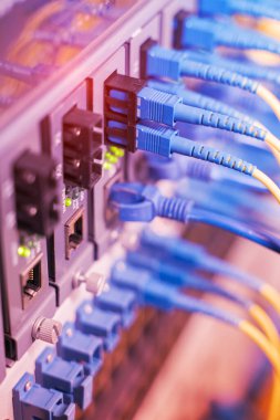 Fiber Optik kablolar optik portlara ve UTP 'ye bağlandı, ethernet portlarına bağlı ağ kabloları.