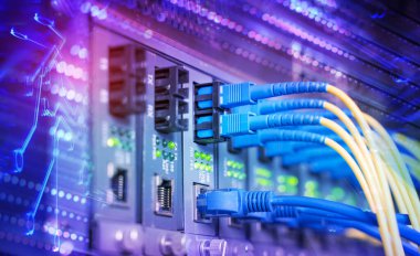 Fiber Optik kablolar optik portlara ve UTP 'ye bağlandı, ethernet portlarına bağlı ağ kabloları.