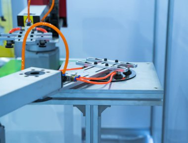 Otomatik kontrol uygulaması otomatik robot kolu üzerinde silikon gofretler ve mikro devreler