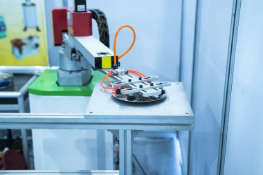 Otomatik kontrol uygulaması otomatik robot kolu üzerinde silikon gofretler ve mikro devreler