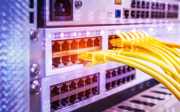 Çekirdek düğmesine bağlanan sarı ağ kablosu kapat