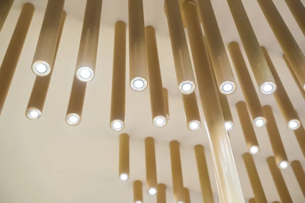 Ampoules Modernes Suspendues Dans Grand Magasin Avec Décorer Luxe Intérieur — Photo