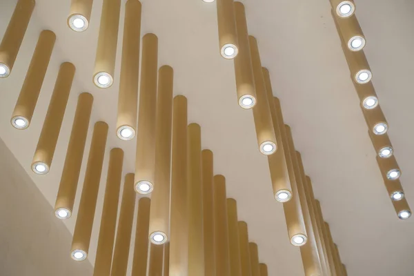 Moderní Žárovky Zavěšené Obchodním Domě Dekorativním Interiérovým Luxusem — Stock fotografie
