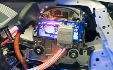 Eko otomobil motorunun elektrik sistemine yüklenmiş pil ve kablo, otomotiv bölümü kavramı.
