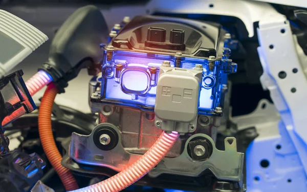Eko Otomobil Motorunun Elektrik Sistemine Yüklenmiş Pil Kablo Otomotiv Bölümü — Stok fotoğraf