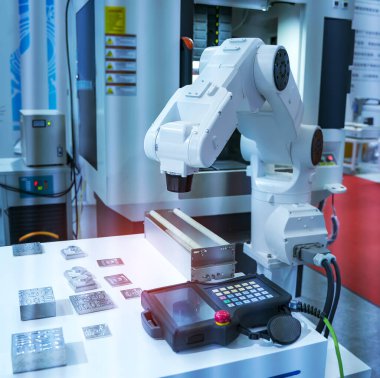 Robot kolu yapay zeka fabrikasının üretim bölümünde akıllıca çalışıyor.