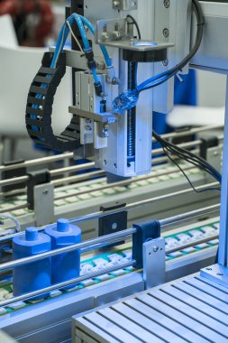 Otomatik makine pençesi üzerinde robot ve otomasyon sistem denetim uygulaması ve