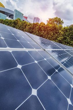 Kentsel manzaralı ekolojik enerji yenilenebilir güneş paneli santrali