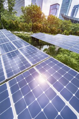 Kentsel manzaralı ekolojik enerji yenilenebilir güneş paneli santrali