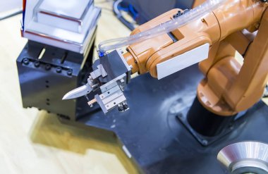 Endüstriyel üretim fabrikasında otomatik makine aracı, Akıllı fabrika endüstrisi 4.0 konsepti.