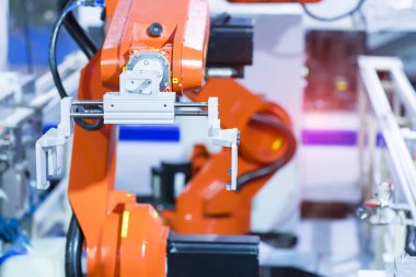 Robot kolu yapay zeka fabrikasının üretim bölümünde akıllıca çalışıyor.