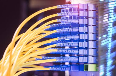 Fiber optik kablo iletişim dağıtım noktasına bağlanıyor