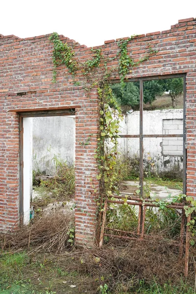 Verwoest Gebouw Verlaten Huis Met Gebroken Ramen — Stockfoto