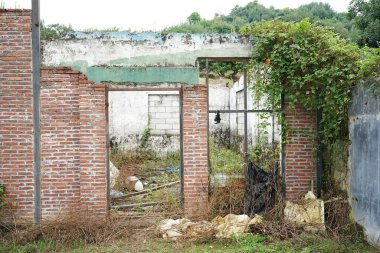 yıkılmış bina, kırık pencereli terk edilmiş ev