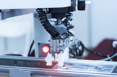 Robot kolu yapay zeka fabrikasının üretim bölümünde akıllıca çalışıyor.