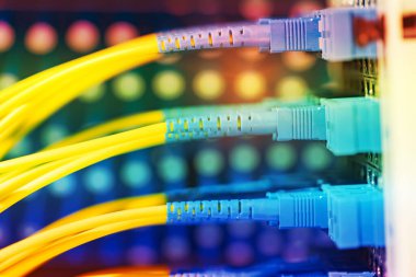 Fiber optik kablo iletişim dağıtım noktasına bağlanıyor