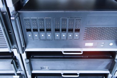 Veri merkezindeki modern sunucular dikey