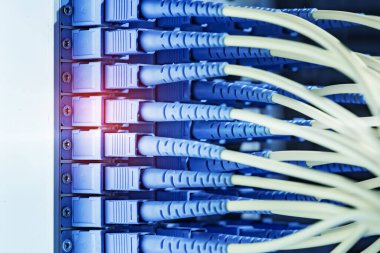 Fiber optik kablo iletişim dağıtım noktasına bağlanıyor