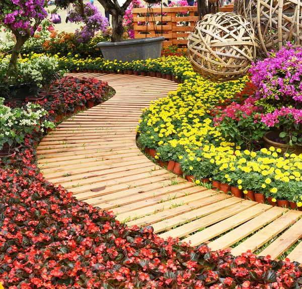 Wooden Pathway Winding Garden Flowers — Stock Photo, Image