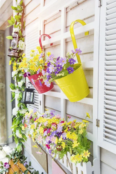 Janelas Coloridas Com Vasos Flores Decorativos — Fotografia de Stock