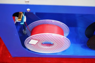 Üç boyutlu yazıcıda üç boyutlu filamanlar yazdırılıyor.   