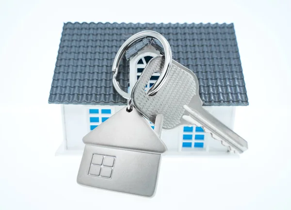 Přívěšek Klíče Symbolem Domu Klíči Bílém Pozadí Koncept Nemovitostí — Stock fotografie