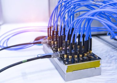 Kontrol panelinde mavi kablo