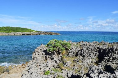 Kum Sahili ve Japonya adasında güzel gökyüzü olan deniz.