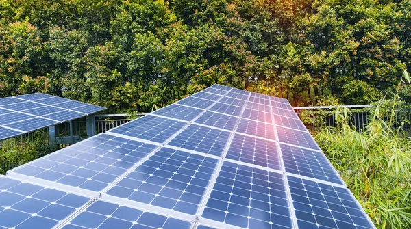 Panele Baterii Słonecznych Bezpieczna Dla Środowiska Energia Odnawialna — Zdjęcie stockowe