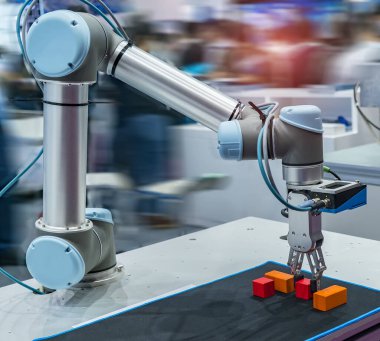 Elektronik montaj hattı için robot kolu. Akıllı teknoloji üretim sürecinin robotu.